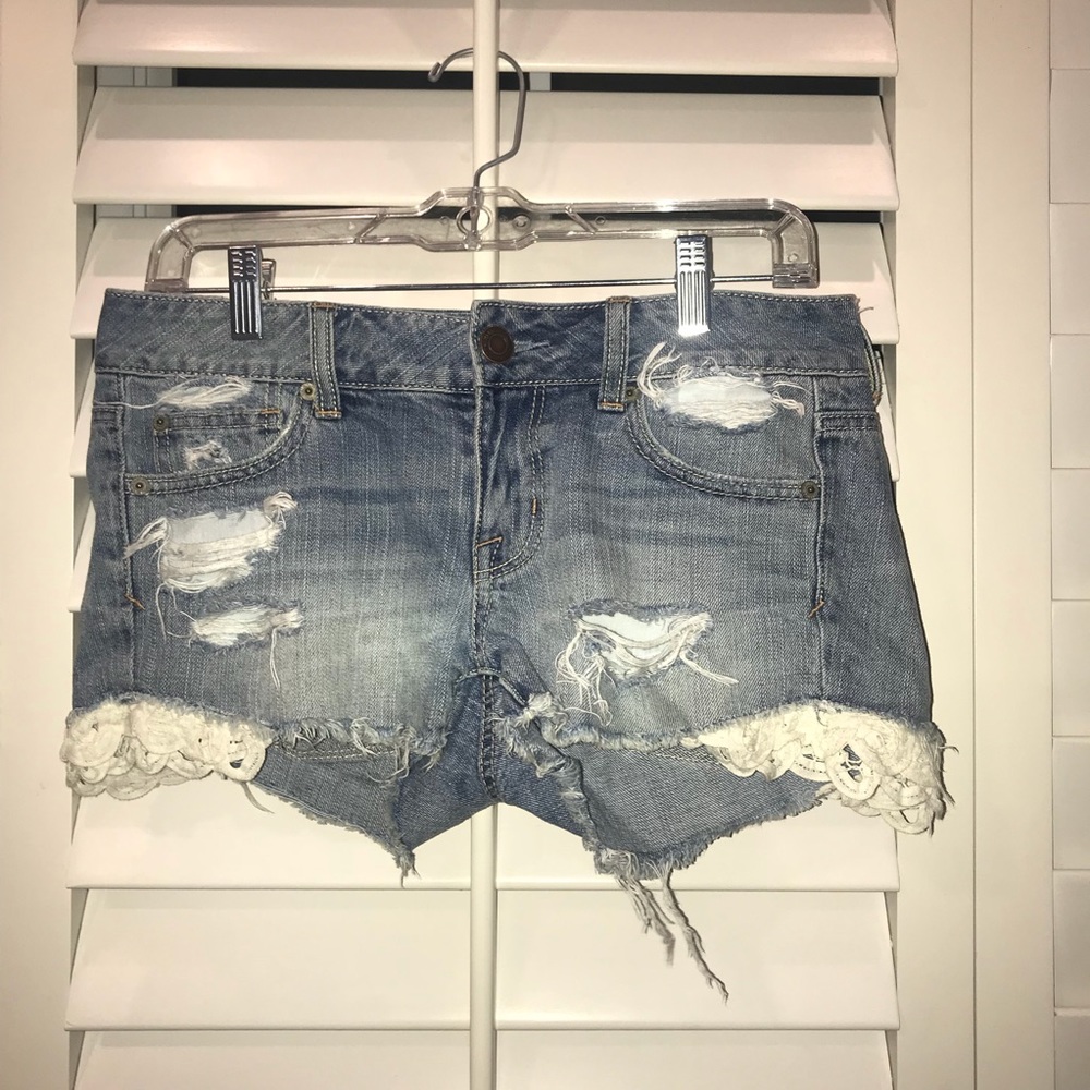 • AEO jean shorts w/ white detailing 💜 •